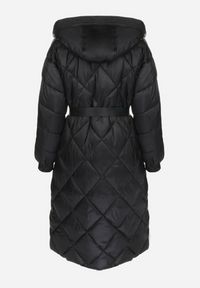 Born2be - Czarna Kurtka za Kolano Pikowana z Wiązanym Paskiem Claze. Kolor: czarny. Materiał: materiał. Sezon: zima #5