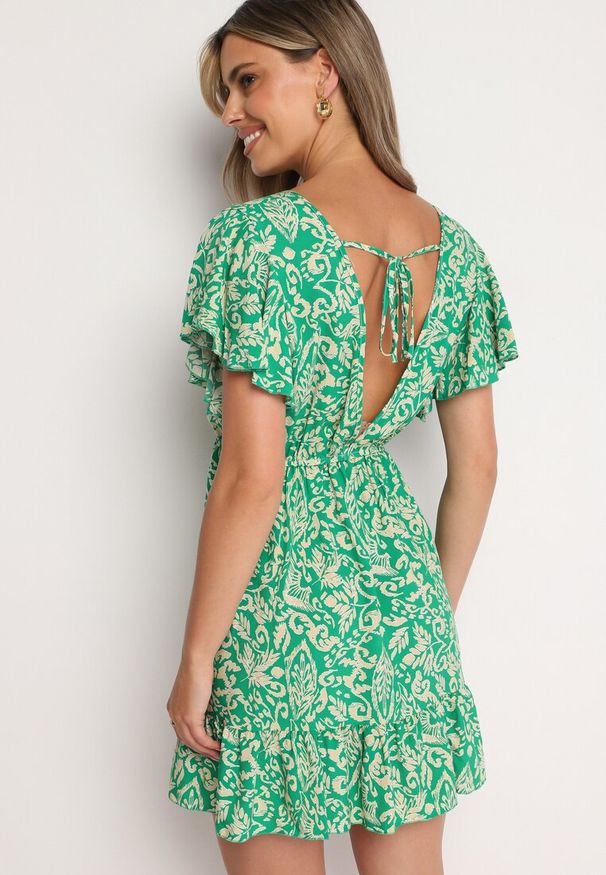 Born2be - Zielona Rozkloszowana Bawełniana Sukienka z Gumką w Talii i Falbanami Nelsea. Okazja: na co dzień, na randkę. Typ kołnierza: dekolt w kształcie V. Kolor: zielony. Materiał: bawełna. Długość rękawa: krótki rękaw. Typ sukienki: rozkloszowane. Styl: casual, wizytowy