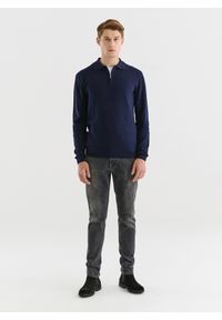 Pako Lorente - PAKO LORENTE – Granatowy sweter męski z kołnierzykiem P23WF-2X-009-G-0. Typ kołnierza: polo. Kolor: niebieski. Materiał: bawełna