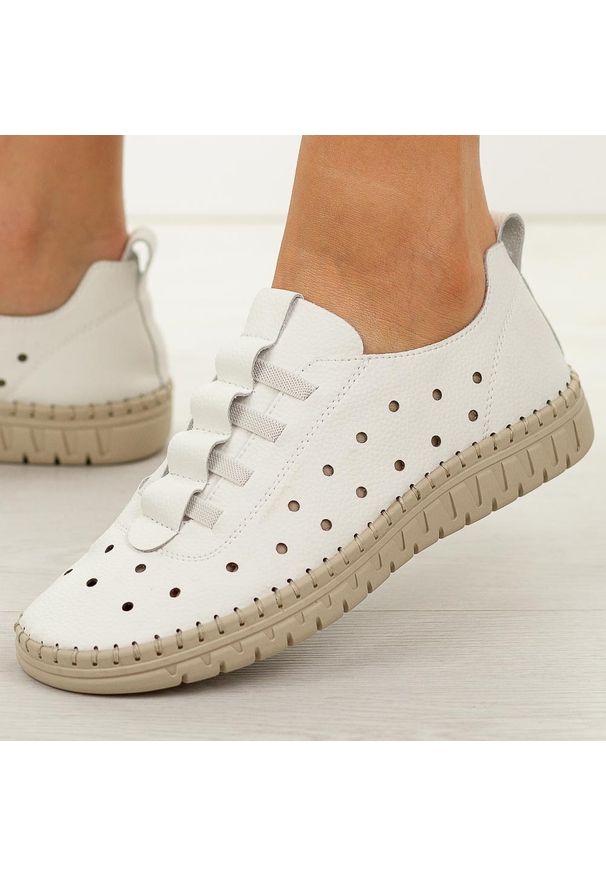 Białe skórzane półbuty damskie Filippo Dp7619/26. Okazja: na spacer, na co dzień. Nosek buta: okrągły. Kolor: biały. Materiał: skóra. Szerokość cholewki: normalna. Sezon: wiosna, lato. Styl: casual, elegancki, klasyczny