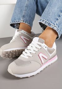 Renee - Ciemnobeżowe Sneakersy Ozdobione Geometrycznym Motywem Rilenessa. Okazja: na co dzień. Kolor: beżowy. Materiał: jeans. Wzór: aplikacja, geometria