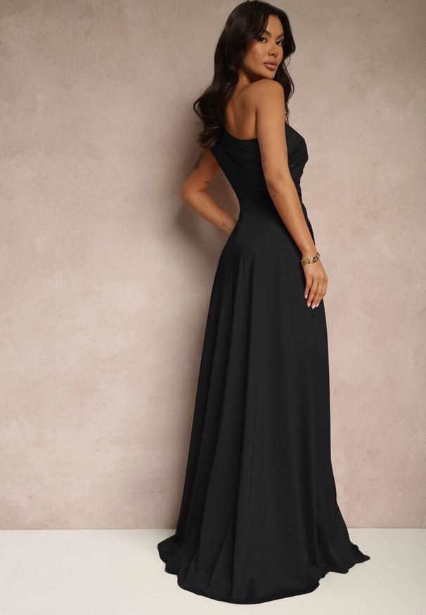 Renee - Czarna Marszczona Sukienka o Asymetrycznym Kroju z Rozcięciem Taliona. Okazja: na imprezę. Kolor: czarny. Typ sukienki: asymetryczne. Styl: klasyczny