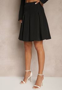 Renee - Czarna Rozkloszowana Spódnica z Plisami Zdobiona Subtelnym Wzorem w Paski Redamira. Okazja: na co dzień. Kolor: czarny. Wzór: paski, aplikacja. Styl: casual, elegancki