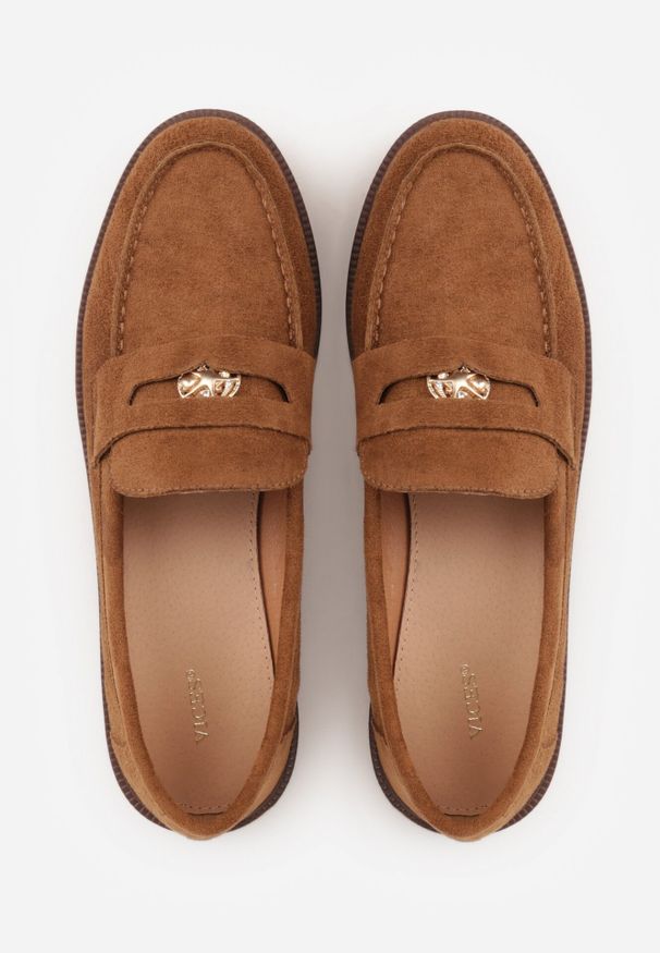 Born2be - Brązowe Mokasyny VICES z Wkładką ze Skóry Naturalnej i Metaliczną Aplikacją Nanora. Nosek buta: okrągły. Kolor: brązowy. Materiał: skóra. Wzór: aplikacja. Obcas: na obcasie. Styl: klasyczny. Wysokość obcasa: niski