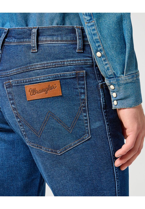 Wrangler - WRANGLER MĘSKIE SPODNIE JEANSOWE TEXAS SHADOW JEANS 112356851 W121017432. Okazja: na co dzień. Wzór: gładki. Styl: casual, sportowy, klasyczny