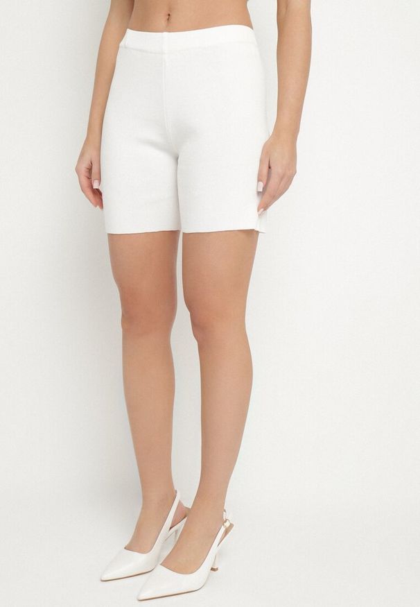 Born2be - Biały Komplet Kamizelka na Guziki i Szorty Folaya. Kolor: biały