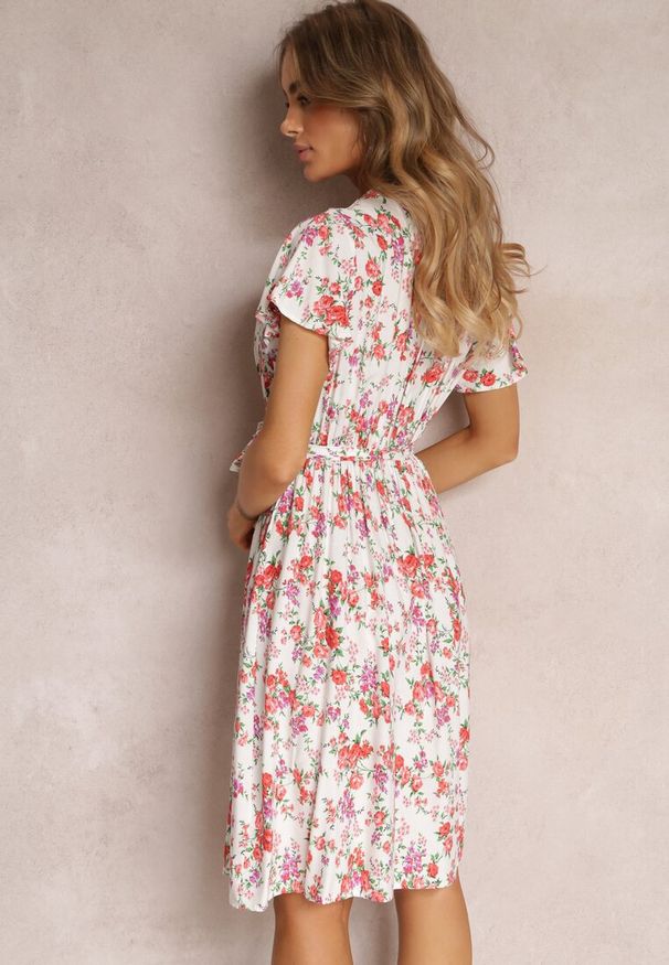 Renee - Biała Wiskozowa Sukienka Midi w Kwiaty z Gumką w Pasie i Materiałowym Paskiem Aidenia. Kolor: biały. Materiał: wiskoza, materiał. Wzór: kwiaty. Typ sukienki: kopertowe. Długość: midi