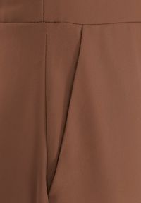 Renee - Brązowy Taliowany Kombinezon Ozdobiony Zakładkami Berinola. Okazja: na imprezę. Kolor: brązowy. Wzór: aplikacja. Styl: elegancki, wizytowy #2