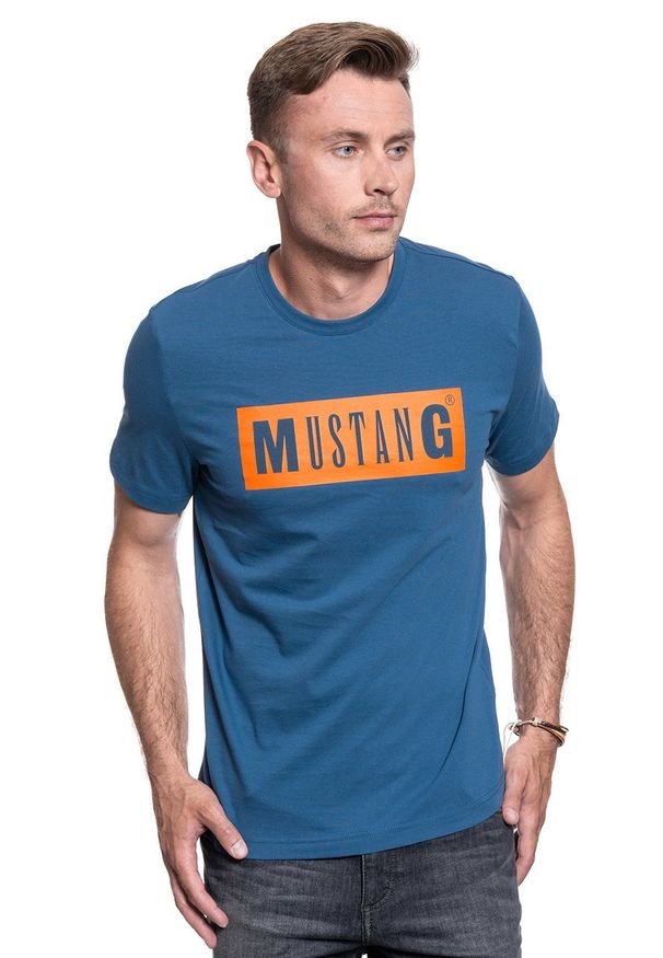 Mustang - MUSTANG TSHIRT Alex C LOGO Tee ENSIGN BLUE 1009738 5229. Okazja: na imprezę, na co dzień. Materiał: jeans, bawełna, tkanina, materiał. Długość rękawa: krótki rękaw. Długość: krótkie. Wzór: nadruk. Styl: casual, klasyczny