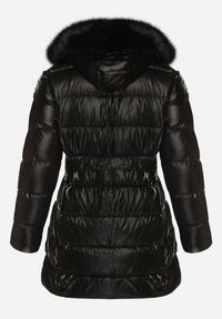 Born2be - Czarna Pikowana Kurtka z Kapturem z Futrem i Wiązanym Paskiem Zenilka. Okazja: na co dzień. Typ kołnierza: kaptur. Kolekcja: plus size. Kolor: czarny. Materiał: futro. Styl: casual, elegancki