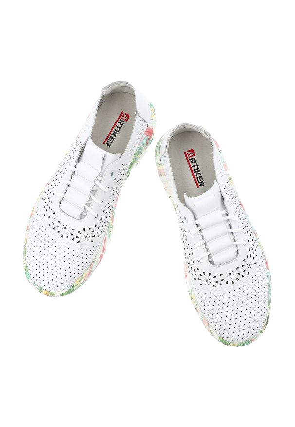 Półbuty damskie Artiker, cholewka ze skóry naturalnej perforowana konstrukcja z klasycznym sznurowaniem podwyższona podeszwa o dekoracyjnej strukturz. Okazja: na co dzień. Zapięcie: sznurówki. Kolor: biały. Materiał: skóra. Szerokość cholewki: normalna. Wzór: ażurowy, kwiaty. Sezon: lato. Sport: turystyka piesza