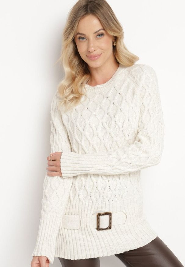 Born2be - Jasnobeżowy Sweter z Ozdobnym Splotem z Paskiem i Klamrą Riean. Okazja: na co dzień. Kolor: beżowy. Materiał: jeans. Długość rękawa: długi rękaw. Długość: długie. Wzór: ze splotem. Styl: klasyczny, casual
