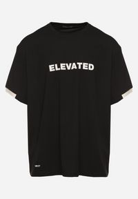 Born2be - Czarna Koszulka T-shirt z Napisem ELAVATED Kolianis. Okazja: na co dzień. Kolor: czarny. Wzór: napisy. Styl: klasyczny, casual