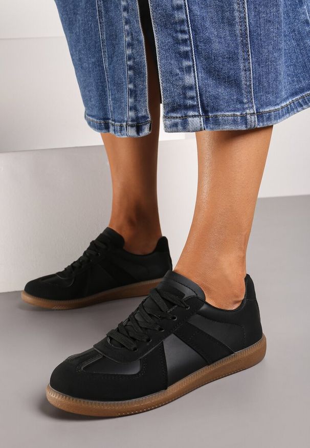 Renee - Czarne Płaskie Sneakersy ze Sznurowaniem i Wstawkami z Ekoskóry Elafae. Okazja: na co dzień. Zapięcie: sznurówki. Kolor: czarny. Materiał: jeans