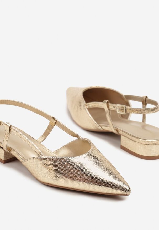 Renee - Złote Sandały Vices Typu Slingback Nilessea. Okazja: na spotkanie biznesowe. Nosek buta: szpiczasty. Zapięcie: sprzączka. Kolor: złoty. Sezon: lato. Obcas: na obcasie. Styl: elegancki, biznesowy, klasyczny. Wysokość obcasa: niski