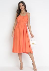 Born2be - Pomarańczowa Plisowana Sukienka Midi ze Sznurkiem w Talii Eidas. Kolor: pomarańczowy. Materiał: materiał, tkanina. Długość rękawa: na ramiączkach. Sezon: lato. Długość: midi #2