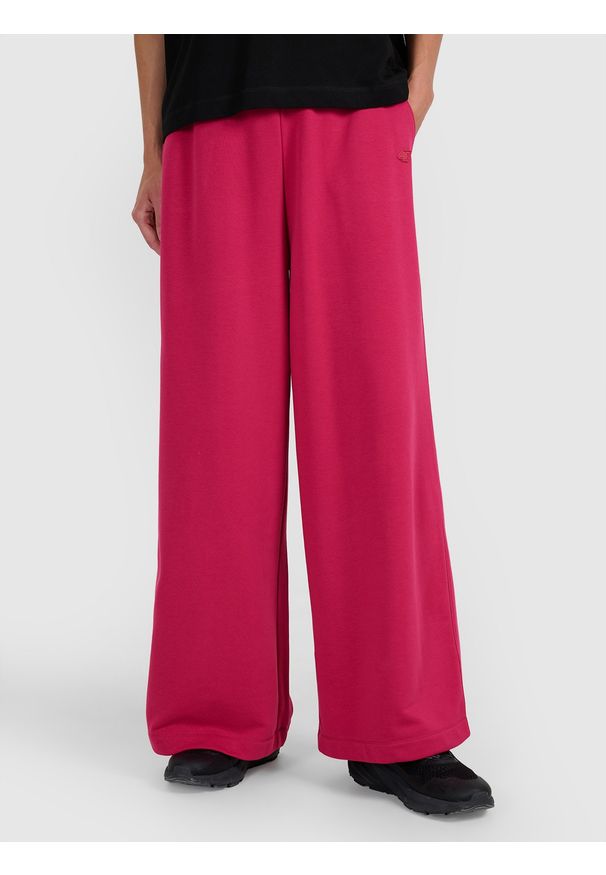 4f - 4F Spodnie dresowe z szerokimi nogawkami damskie - różowe XL. Kolor: różowy. Materiał: dresówka. Wzór: gładki, ze splotem