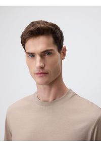 Reserved - T-shirt regular z bawełną merceryzowaną - beżowy. Kolor: beżowy. Materiał: bawełna