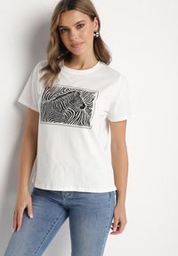 Born2be - Biały T-shirt z Bawełny o Kroju Oversize z Nadrukiem z Zebrą Naliviel. Okazja: na co dzień. Kolor: biały. Materiał: bawełna. Wzór: motyw zwierzęcy, nadruk. Styl: casual, elegancki, klasyczny