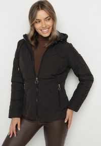 Born2be - Czarna Przejściowa Kurtka z Pikowanymi Przeszyciami i Odpinanym Kapturem Olunea. Okazja: na co dzień, na spacer. Kolor: czarny. Materiał: poliester, jeans. Styl: casual, elegancki #1