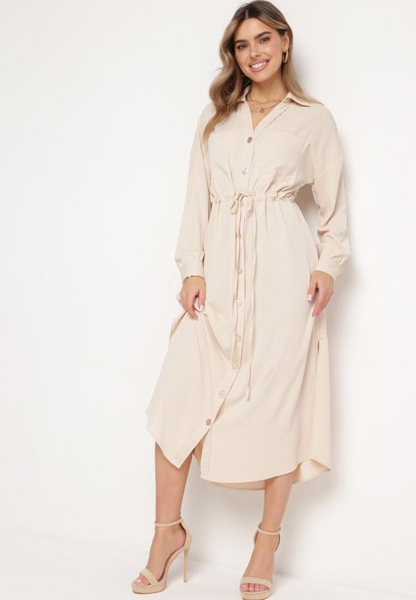 Born2be - Beżowa Sukienka Koszulowa ze Sznurkiem w Pasie i Guzikami Atlanes. Kolor: beżowy. Materiał: skóra. Długość rękawa: długi rękaw. Typ sukienki: koszulowe