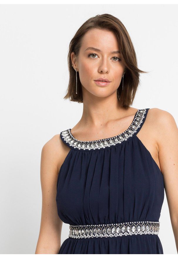 bonprix - Długa sukienka z aplikacją ze sztrasów. Kolor: niebieski. Materiał: poliester, szyfon. Wzór: aplikacja. Styl: elegancki. Długość: maxi
