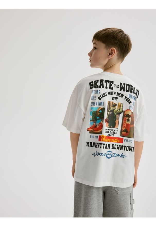 Reserved - T-shirt z nadrukiem - złamana biel. Materiał: dzianina, bawełna. Wzór: nadruk