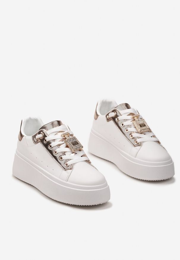Born2be - Biało-Szampańskie Sneakersy z Metaliczną Ozdobą z Cyrkoniami przy Sznurówkach Awenttes. Okazja: na co dzień. Kolor: biały. Wzór: aplikacja