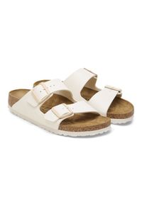 Birkenstock - BIRKENSTOCK ARIZONA BF EGGSHELL Klapki damskie. Okazja: na co dzień, na plażę. Kolor: beżowy. Materiał: skóra, jeans, materiał. Wzór: paski. Sezon: lato. Styl: klasyczny, casual, elegancki #4
