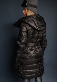 Renee - Czarna Kurtka Pikowana o Długim Kroju z Kapturem Ozdobiona Wiązaniem w Talii Anselith. Typ kołnierza: kaptur. Kolor: czarny. Materiał: jeans. Długość: długie. Wzór: aplikacja. Styl: elegancki #5