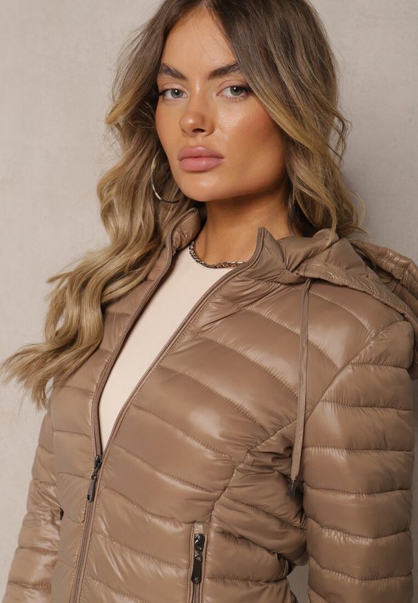Renee - Ciemnobeżowa Pikowana Kurtka z Odpinanym Kapturem Telianna. Kolor: beżowy. Styl: elegancki