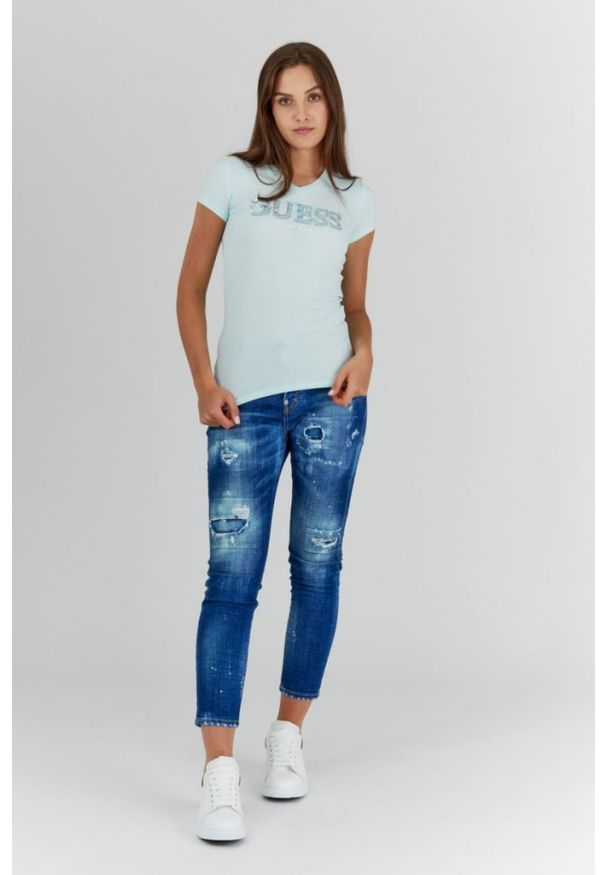 Guess - GUESS Błękitny t-shirt damski z metalicznym logo i cyrkoniami, Rozmiar XS. Typ kołnierza: dekolt w serek. Kolor: niebieski. Materiał: bawełna