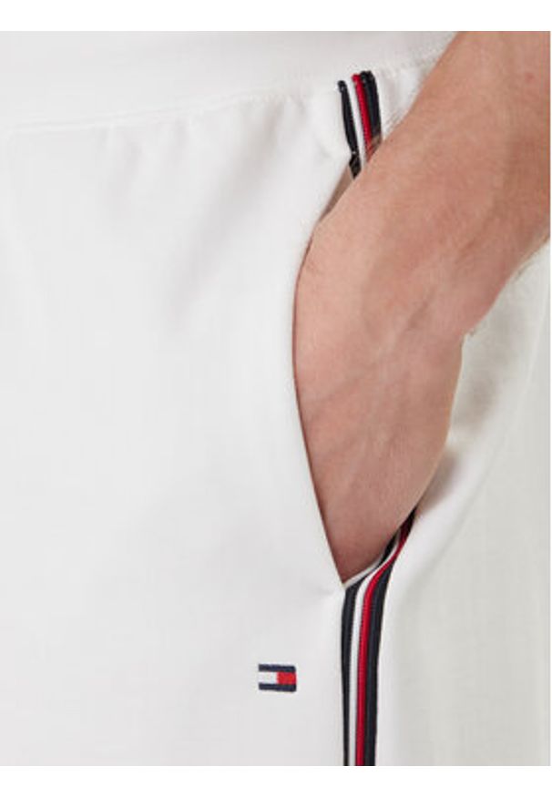 TOMMY HILFIGER - Tommy Hilfiger Szorty sportowe Global Stripe MW0MW42883 Biały Regular Fit. Kolor: biały. Materiał: bawełna. Styl: sportowy