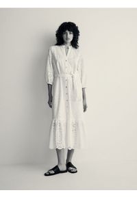 Reserved - Ażurowa sukienka maxi - biały. Kolor: biały. Materiał: bawełna. Wzór: ażurowy. Długość: maxi #1