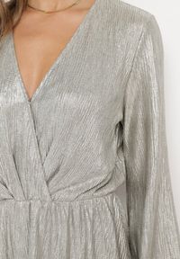 Born2be - Złota Rozkloszowana Mini Sukienka z Kopertowym Dekoltem i Metalicznym Połyskiem Puobi. Typ kołnierza: dekolt kopertowy, kołnierz z falbankami. Kolor: złoty. Typ sukienki: kopertowe. Długość: mini #4