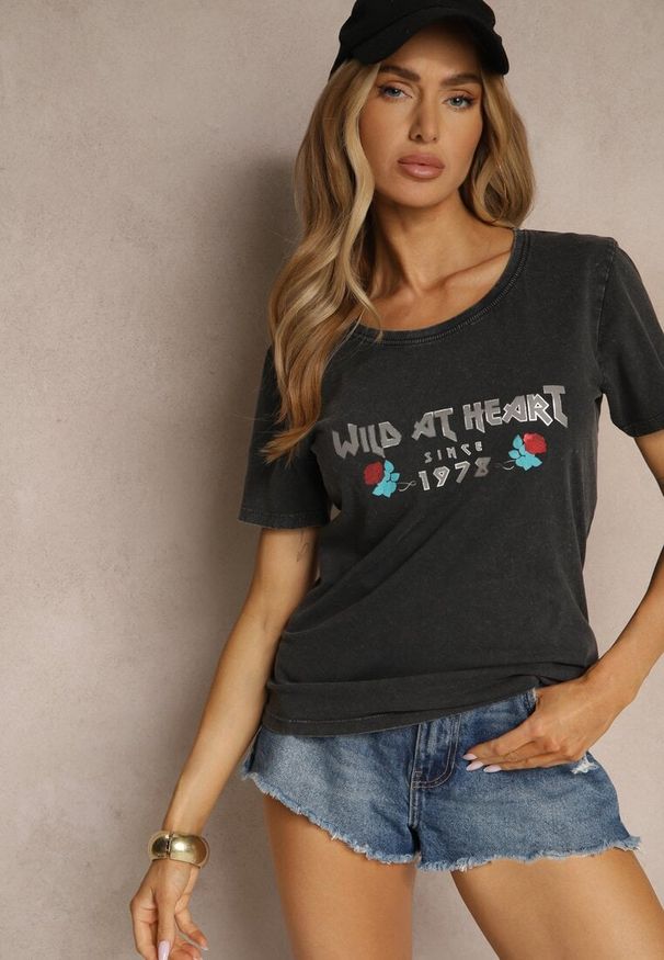 Renee - Czarny T-shirt z Bawełny Ozdobiony Nadrukiem Savetelle. Okazja: na co dzień. Kolor: czarny. Materiał: bawełna. Wzór: aplikacja, nadruk. Sezon: lato, wiosna. Styl: casual