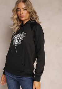 Renee - Czarna Klasyczna Bluza z Nadrukiem na Przodzie i Kapturem Inalle. Kolor: czarny. Wzór: nadruk. Sezon: jesień, zima. Styl: klasyczny