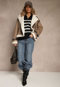 Renee - Czarno-Biały Sweter w Paski z Dekoltem w Serek z Kołnierzykiem Ralinavia. Okazja: na co dzień. Typ kołnierza: dekolt w serek. Kolor: czarny. Materiał: jeans. Długość rękawa: długi rękaw. Długość: długie. Wzór: paski. Styl: casual, klasyczny