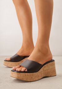 Renee - Ciemnobrązowe Klapki z Kwadratowym Noskiem VICES na Koturnie z Fakturą Korka Kahliliana. Kolor: brązowy. Wzór: haft. Sezon: lato. Obcas: na koturnie. Styl: boho, wakacyjny, elegancki #1