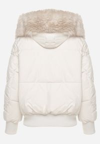 Born2be - Jasnobeżowa Pikowana Kurtka z Szerokimi Ściągaczami i Ozdobnym Futrem przy Kapturze Inandria. Okazja: na co dzień, na spotkanie biznesowe, do pracy. Kolor: beżowy. Materiał: futro. Długość rękawa: długi rękaw. Długość: długie. Styl: biznesowy, casual, elegancki, klasyczny #7