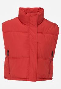 Born2be - Czerwona Krótka Kamizelka Pikowana Typu Puffer Niraemius. Okazja: na co dzień. Kolor: czerwony. Materiał: poliester. Długość: krótkie. Styl: casual #4