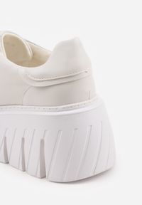 Born2be - Białe Sneakersy VICES na Grubej Tłoczonej Podeszwie Cheka. Okazja: na co dzień. Zapięcie: sznurówki. Kolor: biały. Materiał: jeans #2