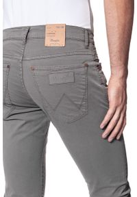 Wrangler - WRANGLER SPODNIE MĘSKIE LARSTON ARMY GREY W18SMM80L. Materiał: materiał. Styl: klasyczny