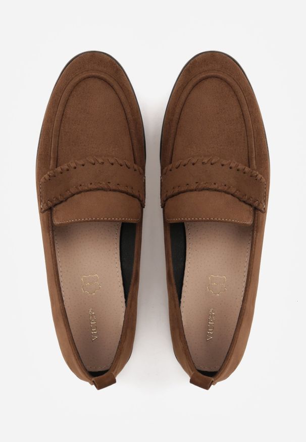 Renee - Jasnobrązowe Mokasyny Vices z Wkładką ze Skóry Naturalnej i Paskiem z Przeszyciami Fonarrie. Okazja: na spotkanie biznesowe, na co dzień. Zapięcie: pasek. Kolor: brązowy. Materiał: skóra. Styl: elegancki, biznesowy, casual