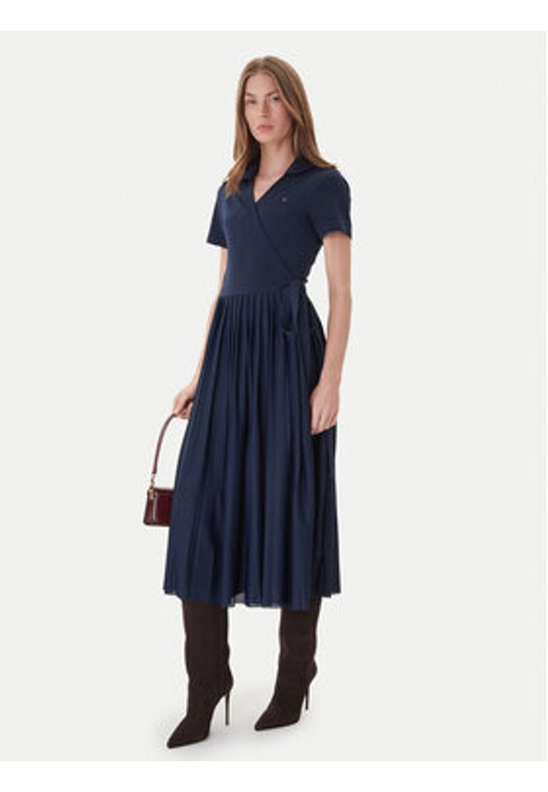 TOMMY HILFIGER - Tommy Hilfiger Sukienka codzienna 1985 WW0WW45733 Granatowy Regular Fit. Okazja: na co dzień. Kolor: niebieski. Materiał: syntetyk. Typ sukienki: proste. Styl: casual