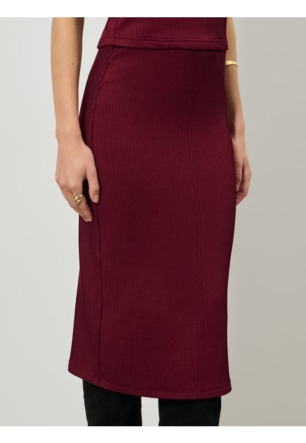 Sinsay - Prążkowana spódnica midi - bordowy. Kolor: czerwony. Materiał: prążkowany