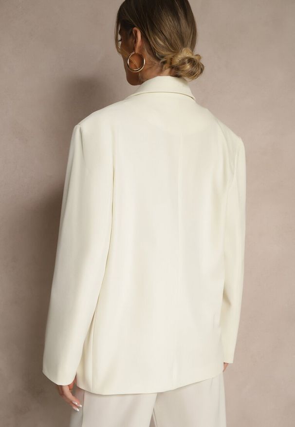 Renee - Jasnobeżowa Marynarka o Pudełkowym Kroju Usztywnionymi Ramionami Sonarieta. Okazja: na co dzień. Kolor: beżowy. Styl: casual, elegancki