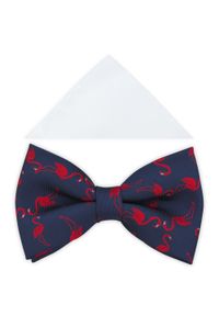 Modini - Granatowa mucha w czerwone flamingi A410. Kolor: wielokolorowy, czerwony, niebieski. Materiał: bawełna, poliester, tkanina. Styl: elegancki #1