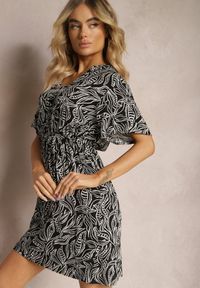 Renee - Czarno-Biała Sukienka w Drobny Wzór o Rozkloszowanym Fasonie Wiązana w Talii Ferettia. Kolor: czarny. Materiał: tkanina. Sezon: lato #4