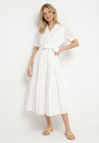Born2be - Biała Bawełniana Sukienka Ażurowa o Koszulowym Kroju z Paskiem Divione. Okazja: na co dzień, na spacer. Kolor: biały. Materiał: bawełna. Wzór: ażurowy. Typ sukienki: koszulowe. Styl: klasyczny, casual, elegancki #1